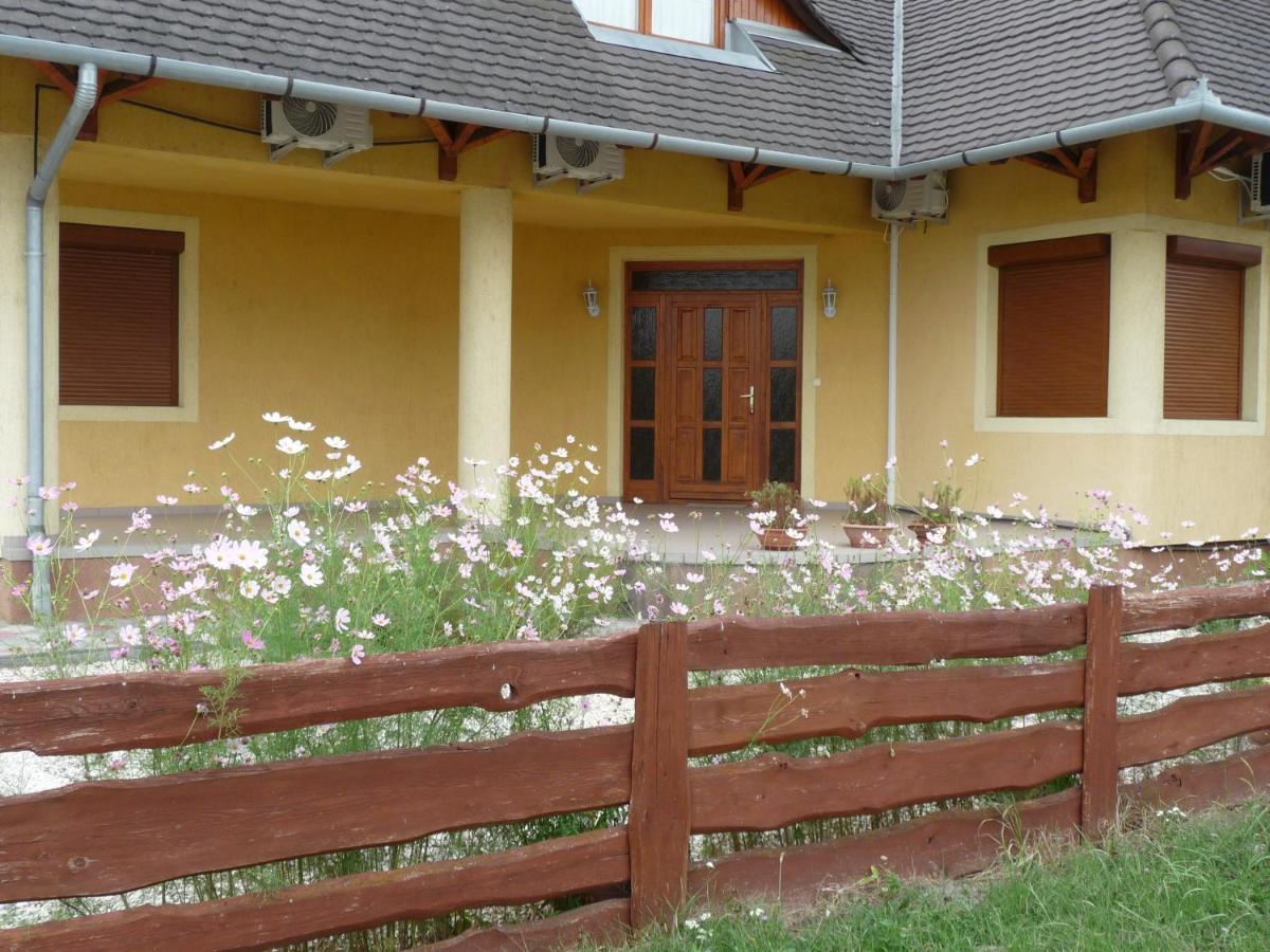 Nádas Társasház Balatonlelle Exterior foto